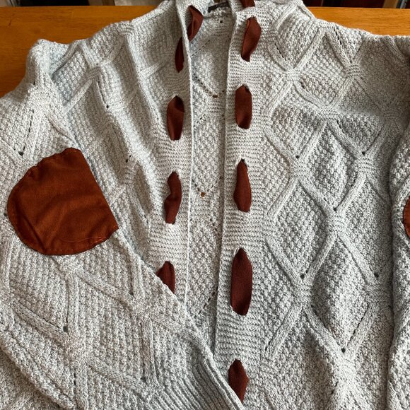 Large Camisa light gray hooded cardigan with brown elbow patches and stitching - Picture 6 of 13